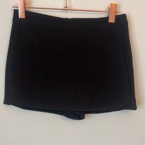 New with tags forever 21 black Skort